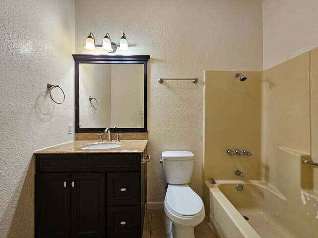 Building Photo - AVAILABLE NOW!