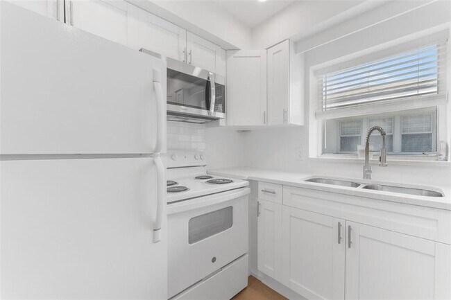 Building Photo - 125 8th Ave NE
