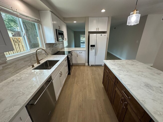 Building Photo - 3 Bed 2 Bath Single Family Home In Danvill...