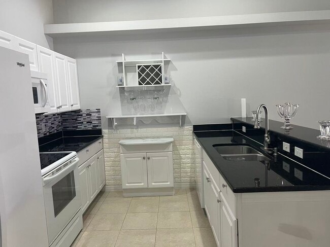 Building Photo - 922 SE 8th St