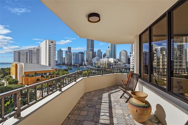 Building Photo - 520 Brickell Key Dr