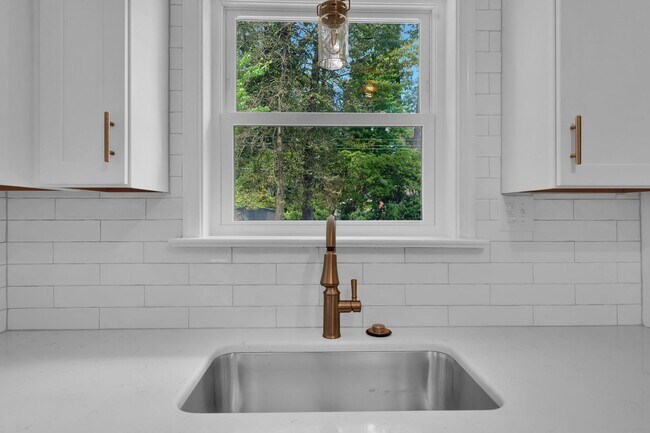 Building Photo - Beautiful Renovated 4 Bedroom 2.5 Bathroom...