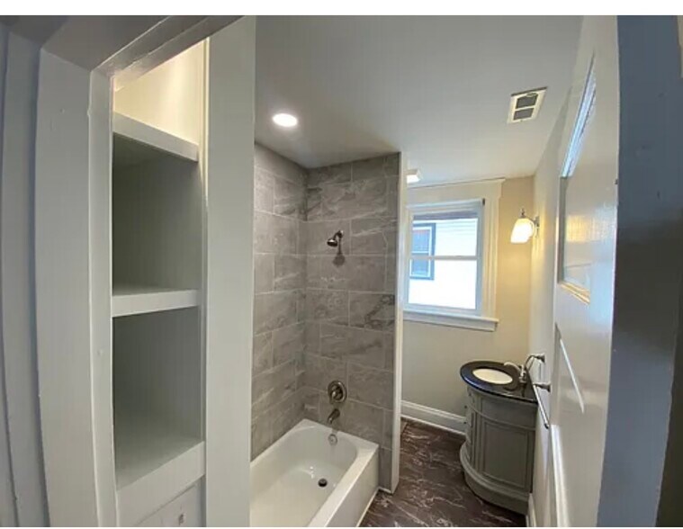 Bath 1 - 2885 Erie Ave