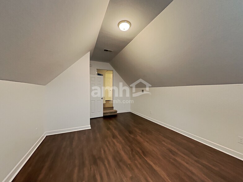 Building Photo - 3043 Holderwood Dr