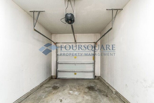 Building Photo - Townhome | Washer/ Dryer Included |Fenced ...