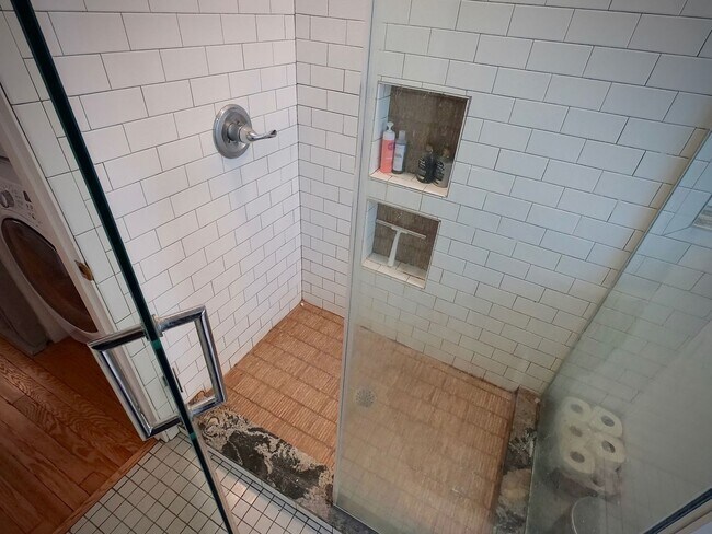 Building Photo - 5444 Claybourne St