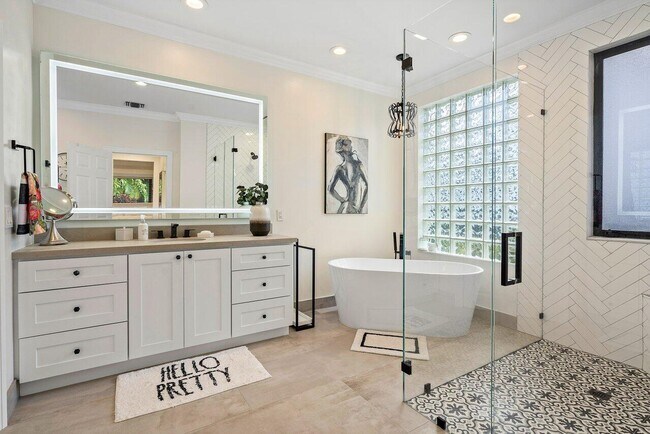 Building Photo - 3765 Kings Way