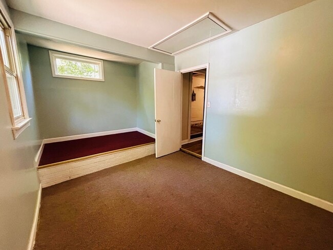 Building Photo - Fabulous 3 bedroom 2 bathroom Ranch home in Lawndale Homes area in NW Greensboro. Huge yard.