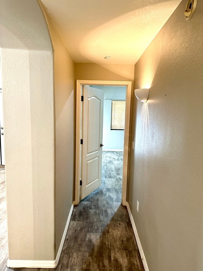 Building Photo - Gorgeous 2 bedroom / 2 bath condo in The E...