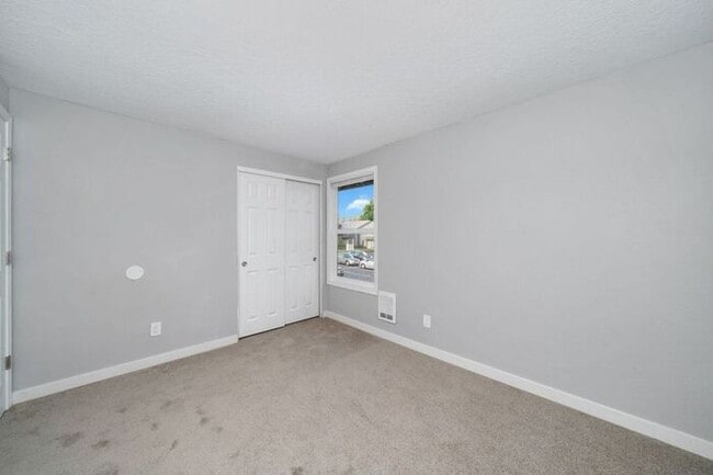 Building Photo - 2 bedroom unit. Pets OK! Lots of upgrades! Full size washer and dryer in every unit!!