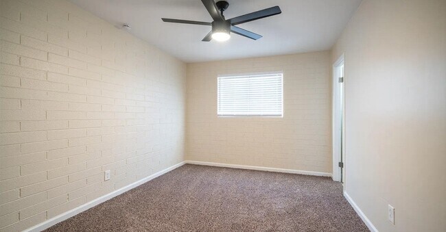 Building Photo - 5638 N 61st Ln