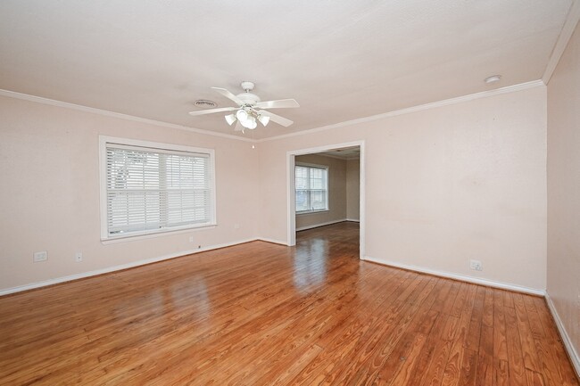 Building Photo - 416 N Houston Ave