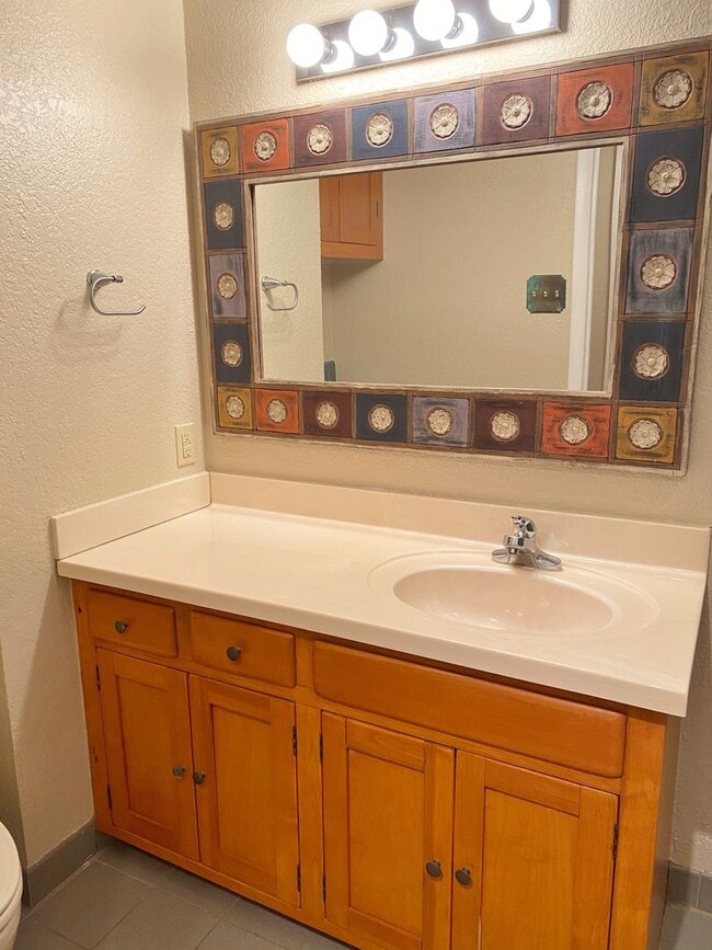 Building Photo - Adorable and Freshly painted Edgecliff Village 3 Bed 2 Bath!!