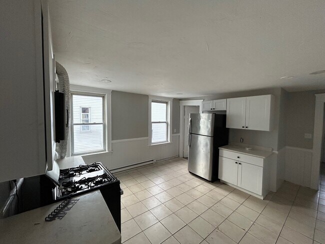 Building Photo - 19 Henchman St