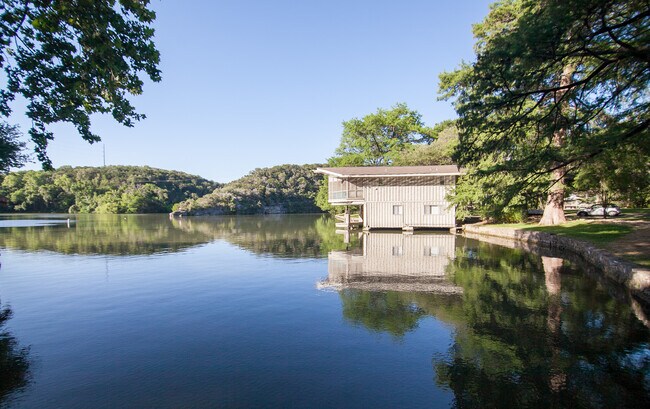 Building Photo - 1810 Lakeshore Dr