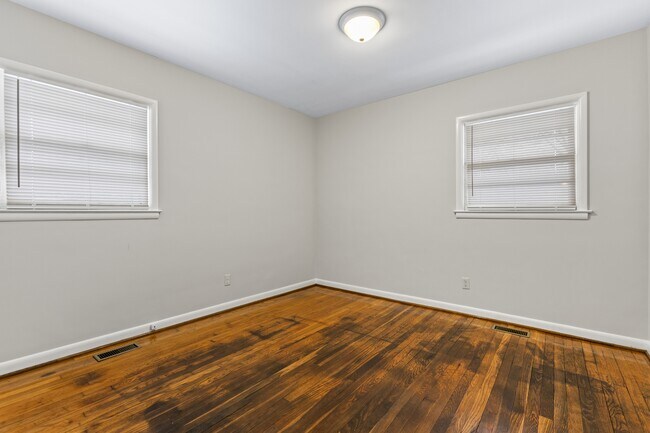 Building Photo - 257 Zandale Dr