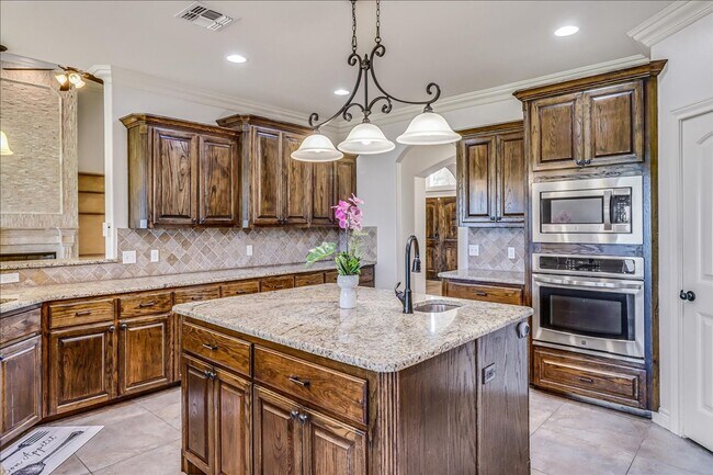 Building Photo - 6241 Lago Vista Dr