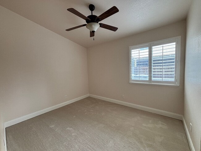 Building Photo - Sharp Home!