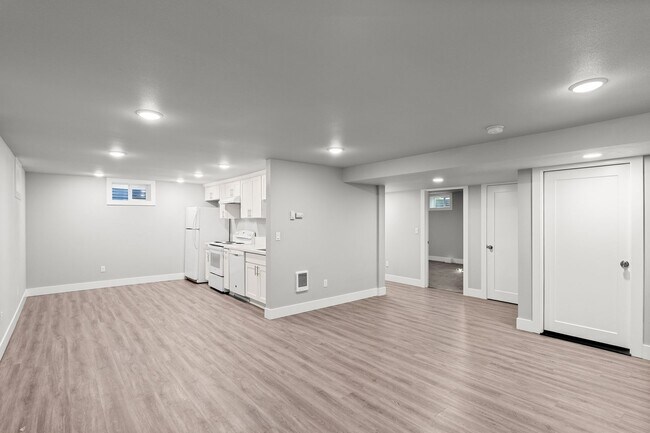 Building Photo - 5535 SE 57th Ave