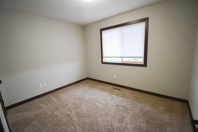 Building Photo - 4 bed 2 bed Home For Rent NOW Near Gibbs a...