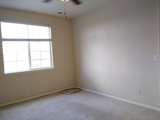 Building Photo - Super Fly 1 Bedroom with Large Study, 1 1/...