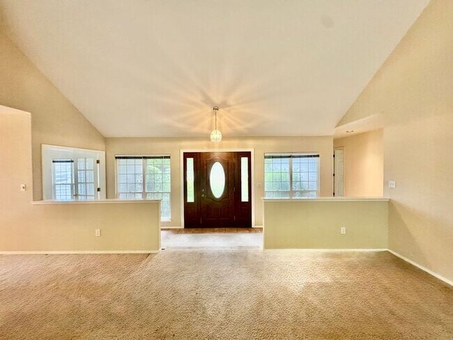 Building Photo - Spacious 3 Bed + Office | 3 Bath | 3-Car G...