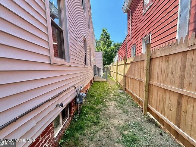Building Photo - 217 Wesley St