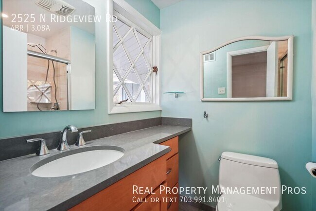 Building Photo - 2525 N Ridgeview Rd