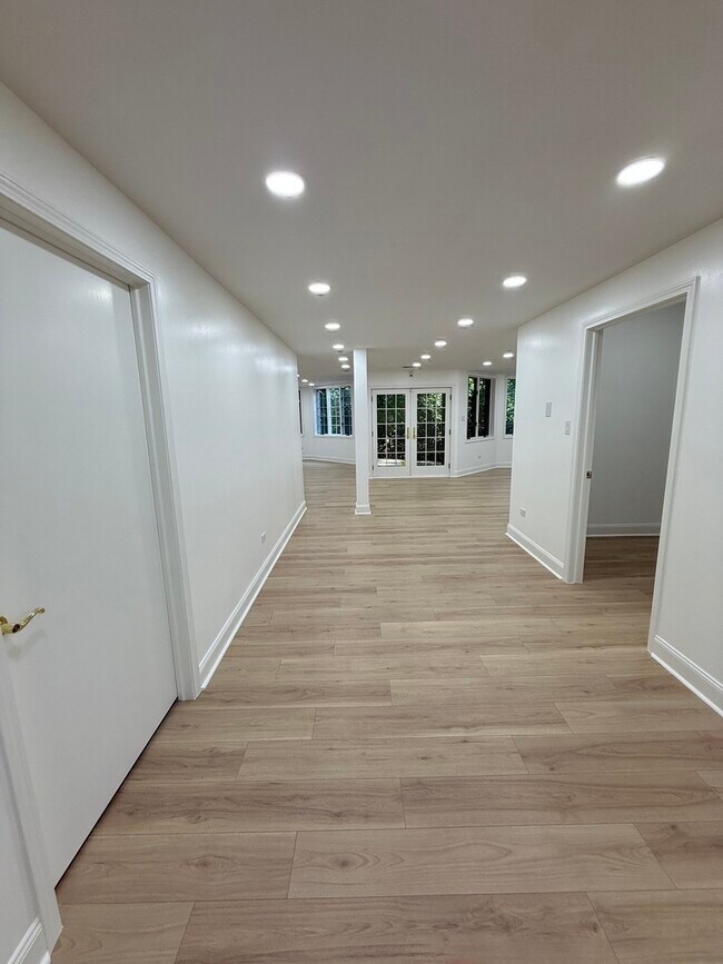 Building Photo - 8960 Enclave Dr