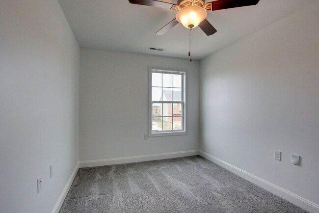Building Photo - 702 Ellie Nat Dr