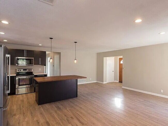 Building Photo - "Charming 3-Bed, 2-Bath Retreat with 1,690 Sq Ft of Comfort in Kansas City!"