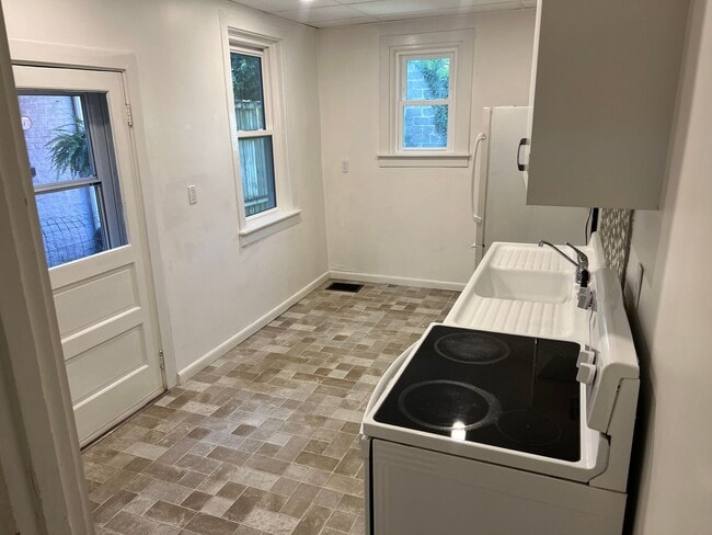 Building Photo - Charming 2 Bedroom Townhome with BONUS ROOM - in Prime Lancaster City Location!