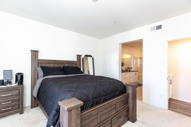 Building Photo - LIGHT & BRIGHT 2 BEDROOM W/GARAGE & LAUNDR...