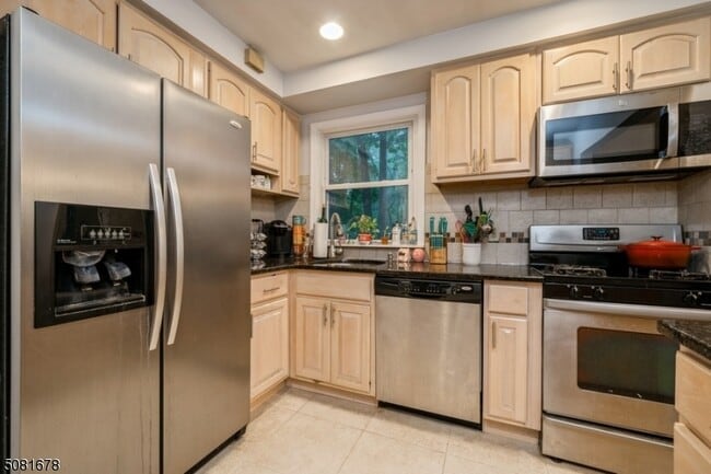 Building Photo - 42 Warren St