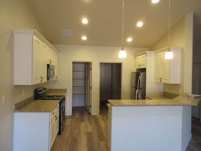Building Photo - Newer 2 bed / 2 Bath Site Built Home