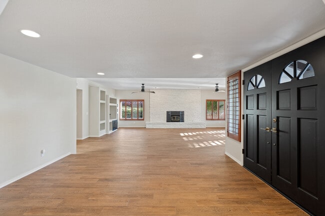 Building Photo - 2882 S Palmer Dr