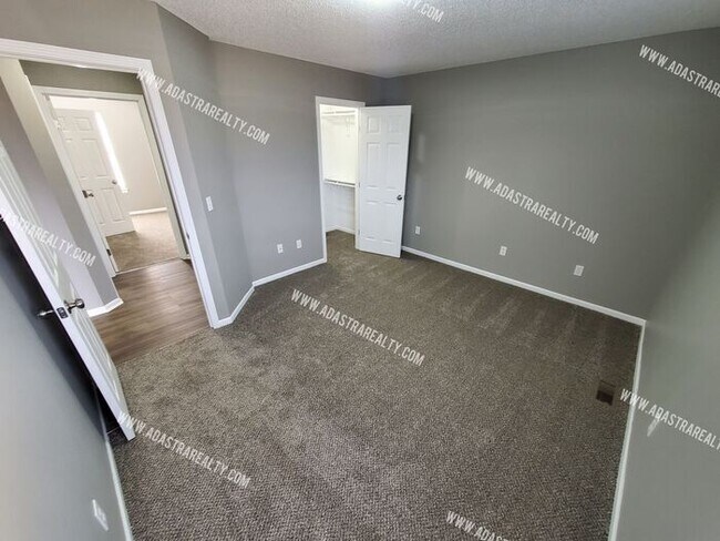 Building Photo - Gorgeous Modern Shawnee Townhome!! So much...