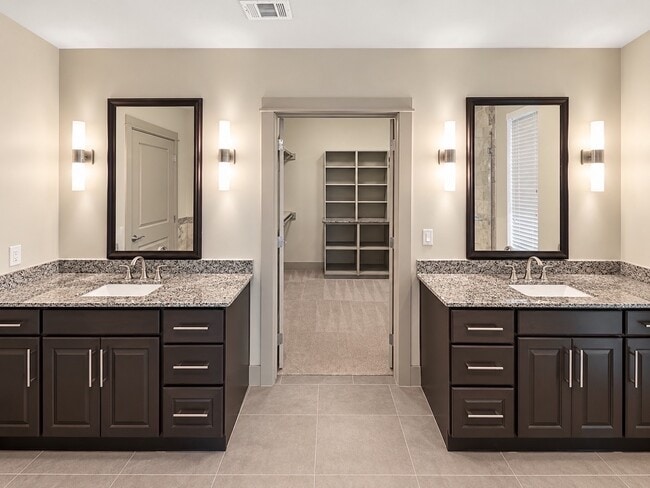 Building Photo - 10401 Town & Country Way