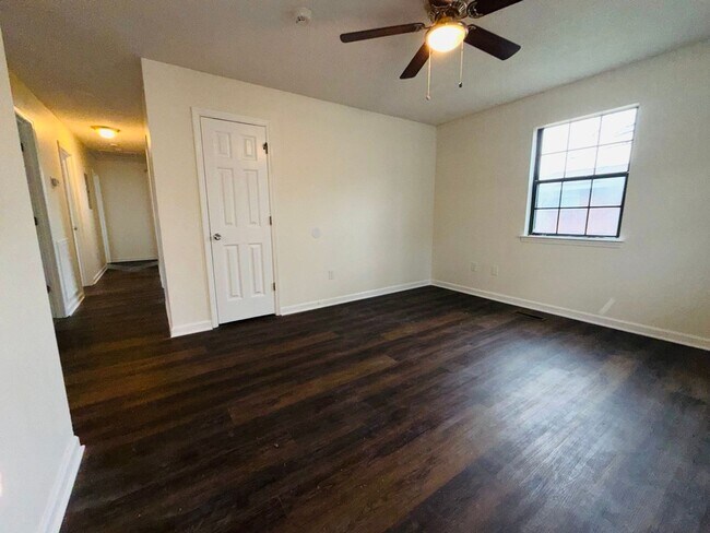 Building Photo - Centrally Located 4 Bedroom Home With Large Yard