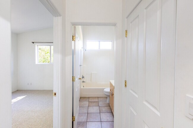 Building Photo - 898 Veronica Springs Rd