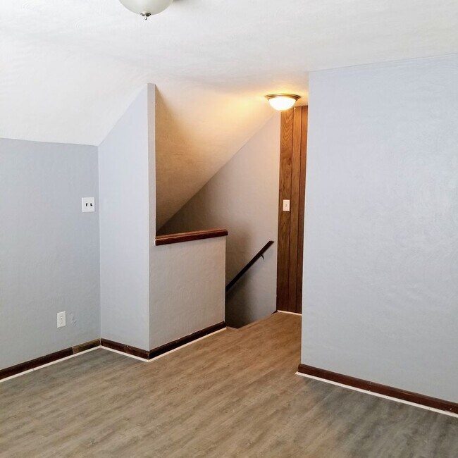Building Photo - 396-398-398 S Powell Ave