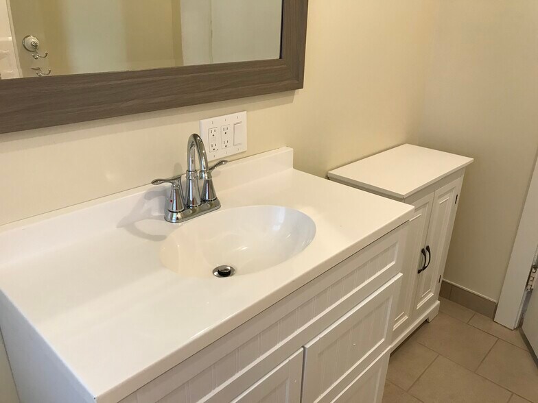 Building Photo - 2407 E Linnwood Ave