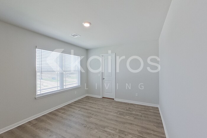 Building Photo - 712 St James Pl