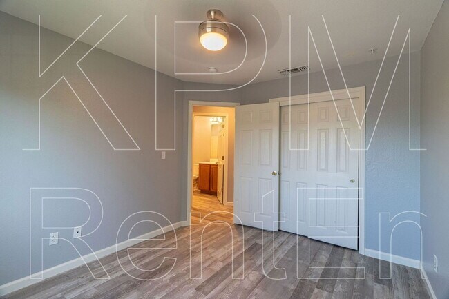 Building Photo - 6221 Crestview Cir