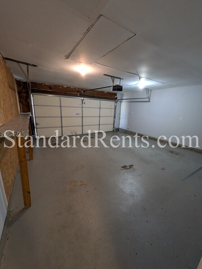 Building Photo - 8121 Winewood Way