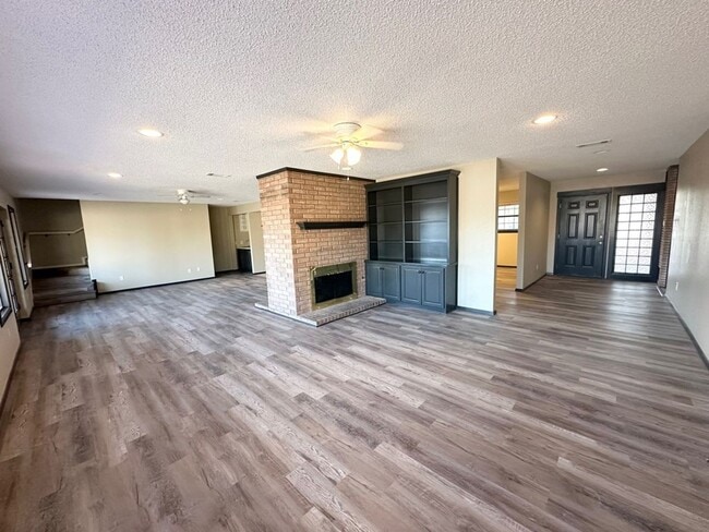 Building Photo - 5 Bedroom 3.5 Bath Ready to Rent ASAP!