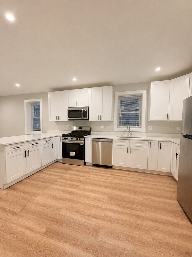 Building Photo - 2850 N Avers Ave