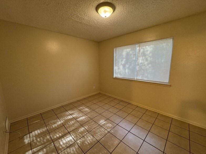 Building Photo - 1102 Harley Dr