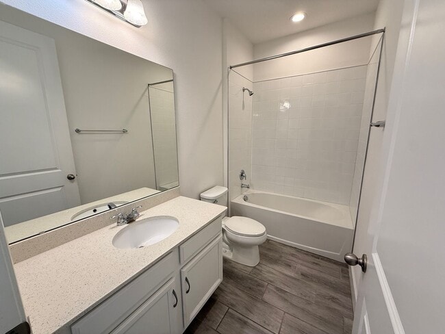 Building Photo - 5/4 Spacious Lake County Home