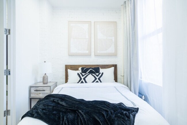 Building Photo - 402 E 11th St